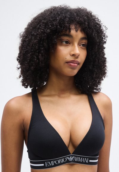 Μπραλέτα με μαύρο τρίγωνο από απαλό ύφασμα με φαρδιά ταινία με λογότυπο που φέρει λευκούς χαρακτήρες και ρίγες. Ρυθμιζόμενοι ιμάντες ώμων.