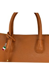 Bruine leren handtas met gestructureerde afwerking, twee stevige handgrepen en een kleine Italiaanse vlagcharme bevestigd met een zwarte strap.