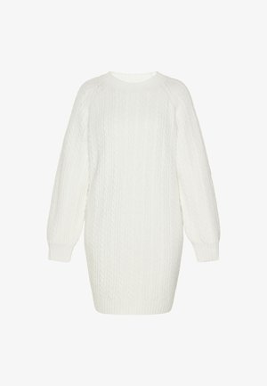 Biała sukienka dzianinowa w splot warkoczowy z długimi rękawami oraz ściągaczami przy mankietach i na dole, przedstawiona na jednolitym białym tle.