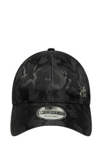 Schwarze Camouflage-Baseballkappe mit einer strukturierten Krone, verstellbarem Riemen und silbernem New Era-Logo auf der linken Seite.