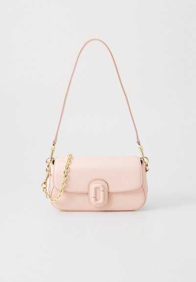 Bolso de hombro rosa claro con un asa superior y detalle de cadena dorada, con una solapa redondeada que lleva un cierre ovalado cosido en un fondo blanco.