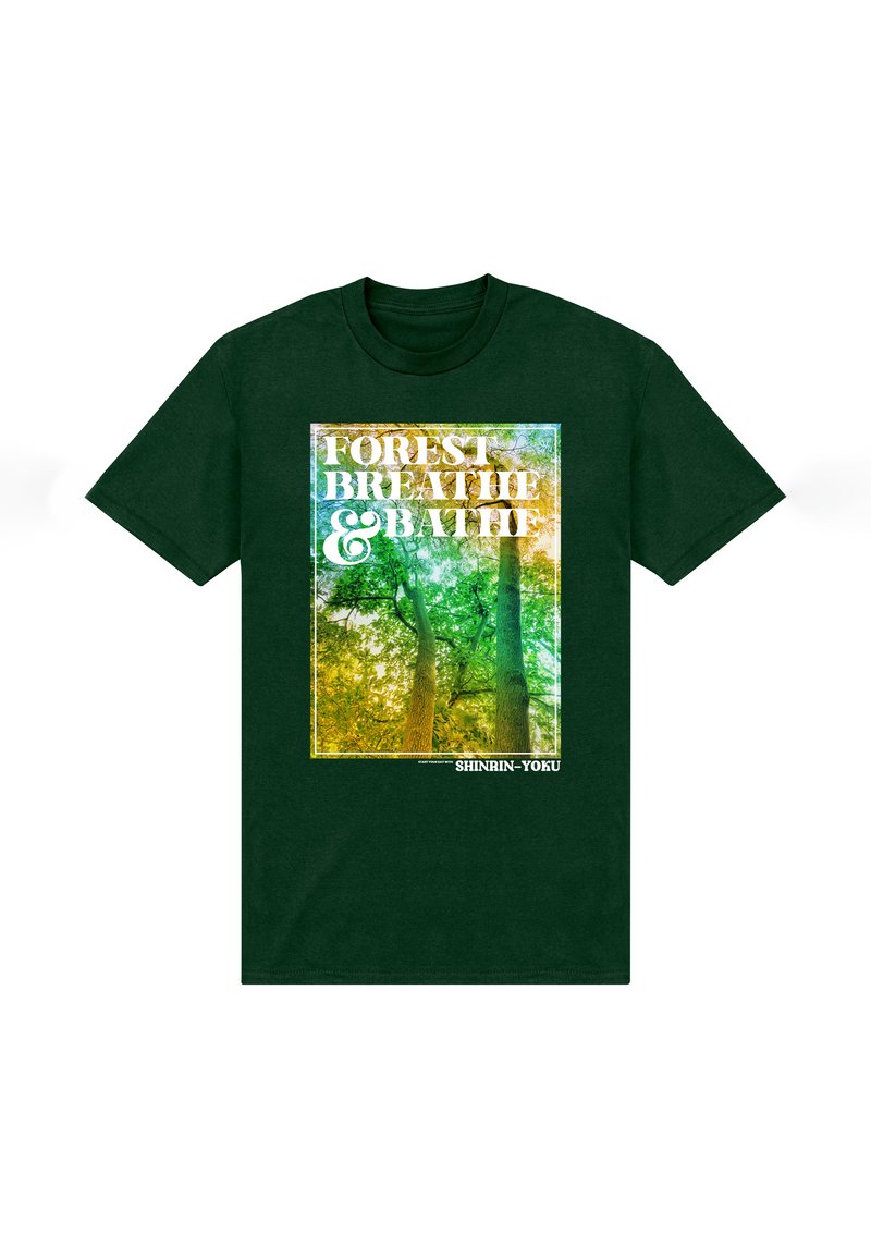 Tmavě zelené tričko s tiskem designu stromů v gradientních barvách, text zní "FOREST BREATHE & BATH" a "SHINRIN-YOKU."