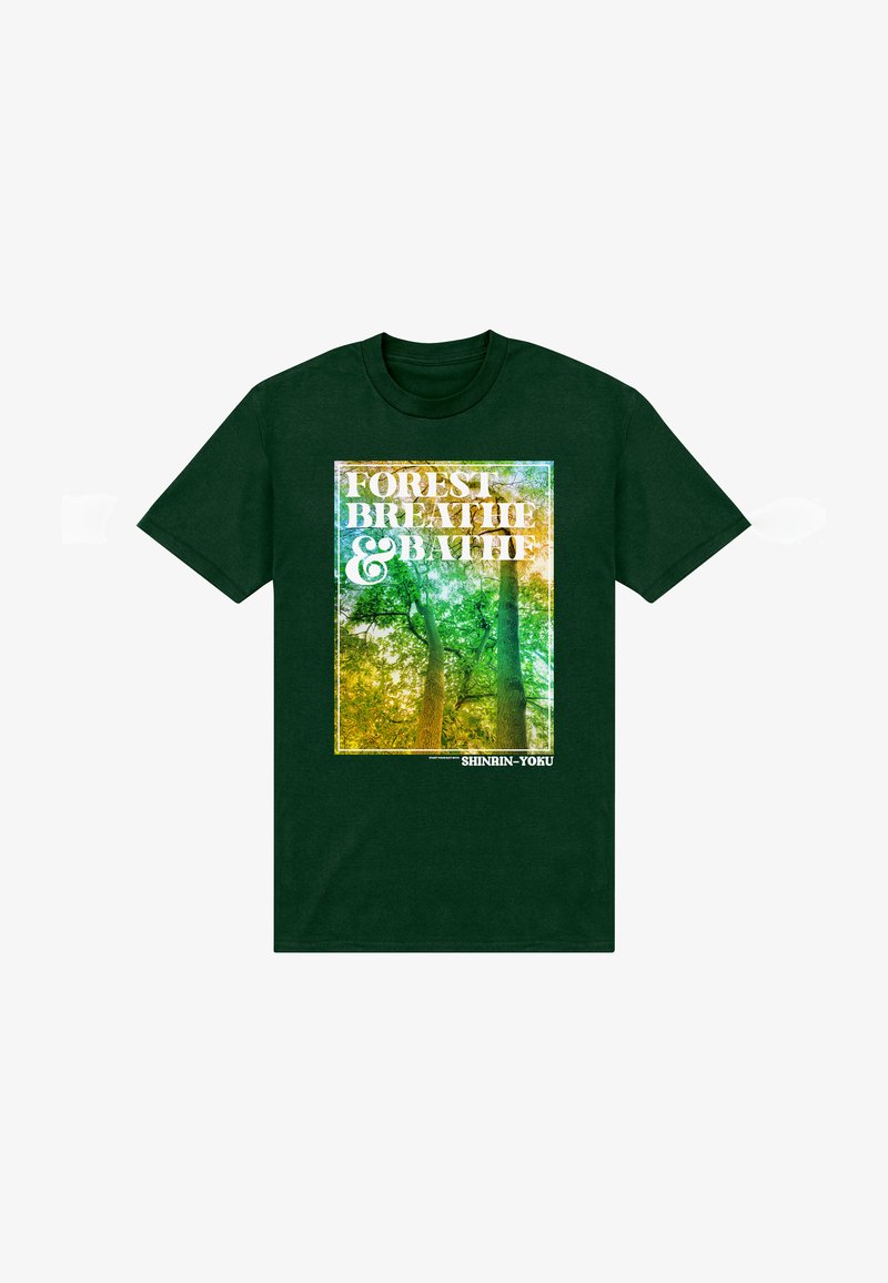 Tmavě zelené tričko s tiskem designu stromů v gradientních barvách, text zní "FOREST BREATHE & BATH" a "SHINRIN-YOKU."