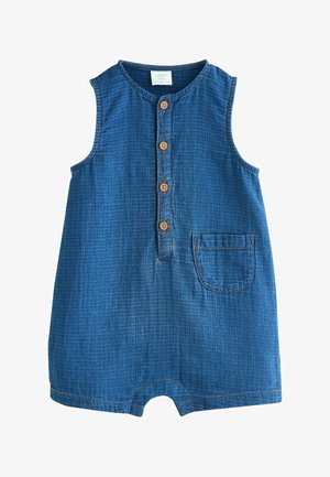 Modrý bezrukávový denimový detský overal s okrúhlym výstrihom, tromi drevenými gombíkmi vpredu a jedným malým vreckom na pravej strane.