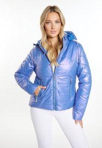 Giacca a soffietto blu iridescente con design trapuntato, frontale con zip e cappuccio. Caratterizzata da due tasche laterali e polsini elasticizzati.
