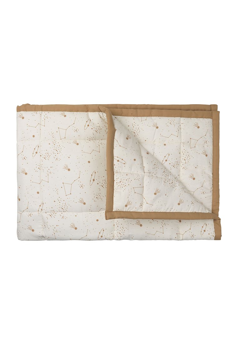 Couverture matelassée avec une base crème, des bords brun foncé et des motifs géométriques dorés. Texture douce avec un design moderne.