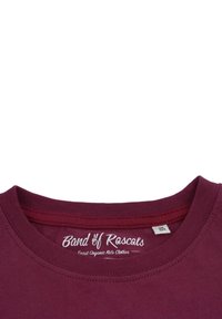 Burgundy økologisk bomulds T-shirt med rund halsudskæring, med et syet kant og et mærke med "Band of Rascals" branding.