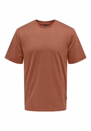 Rostkleurig T-shirt met korte mouwen en ronde hals, effen ontwerp, weergegeven op een witte achtergrond.