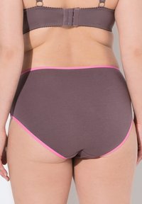 Hoog-gesneden ondergoed in gedempt bruin stof met roze afwerking, met een gladde textuur en een klassiek ontwerp met een volledige dekking.