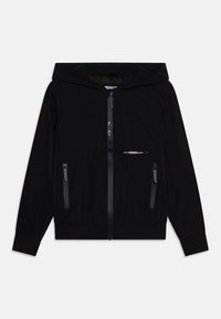 Svart zip-up hoodie med foder i huvan, två fickor med dragkedja, elastiska muddarna och nederkanten, med en subtil logotypdetalj.