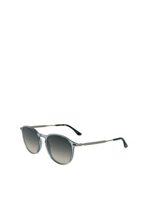 Lunettes de soleil rondes avec une monture grise transparente, des verres sombres dégradés et des accents métalliques argentés sur les branches. Mains texturées en bleu foncé.