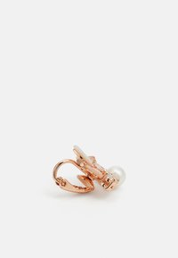 Ohrringe in Roségold, die Clips sind mit einer runden Perle, klaren Kristallakzenten und einem glatt strukturierten Design versehen. Die Ohrringe haben eine geschwungene und kompakte Form.