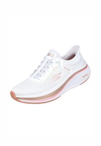 Zapatilla deportiva blanca con parte superior de malla transpirable, acentos en rosa y dorado, suela acolchada y diseño de cordones para un ajuste seguro.