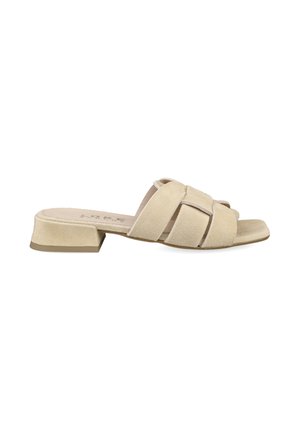 Beige Wildleder-Pantolette mit offenem Zehenbereich, Blockabsatz und breiten gekreuzten Riemen auf weißem Hintergrund.