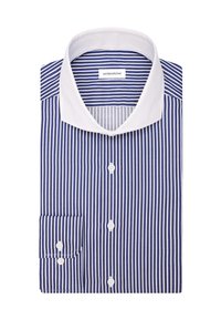 Foldet blå og hvid stribet skjorte med hvid krave og manchetter, med hvide knapper foran og på manchetterne.