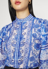 Alice + Olivia ILAN - Button-down blouse - greek tile/blue - Zalando.de