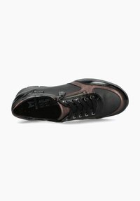 Chaussure de sport noire et bronze avec une tige en cuir lisse, un système de laçage et un détail de fermeture éclair sur le côté. Comprend un intérieur rembourré et une semelle texturée.