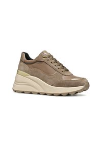 Sneaker in suede e pelle marrone con suola in gomma beige chunky, occhielli dorati per i lacci e un accento di design discreto sul tallone.