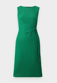 Robe verte sans manches, longueur au genou, en tissu texturé avec un détail de nœud latéral à la taille.