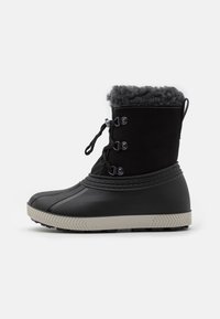 Černé zimní boty s kožešinovou podšívkou, gumovou podrážkou a texturovanými akcenty. Obsahují šněrování a vyztužený horní okraj.