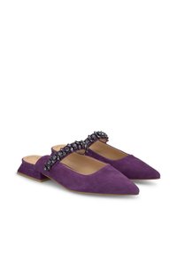 Chaussures slingback en suede violet avec un bout pointu et un petit talon bloc. La sangle est ornée de gemmes décoratives noires et violettes.