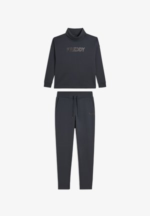 Felpa a maniche lunghe grigia scura con colletto a lupetto e pantaloni jogger abbinati, con logo "FREDDY" sul petto e sulla coscia superiore.