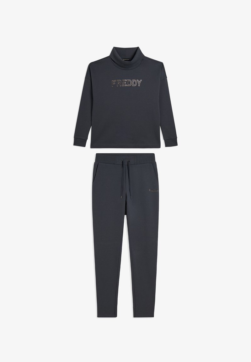 Sudadera de cuello alto de manga larga en gris oscuro y pantalones jogger a juego con el logo "FREDDY" en el pecho y en el muslo superior.
