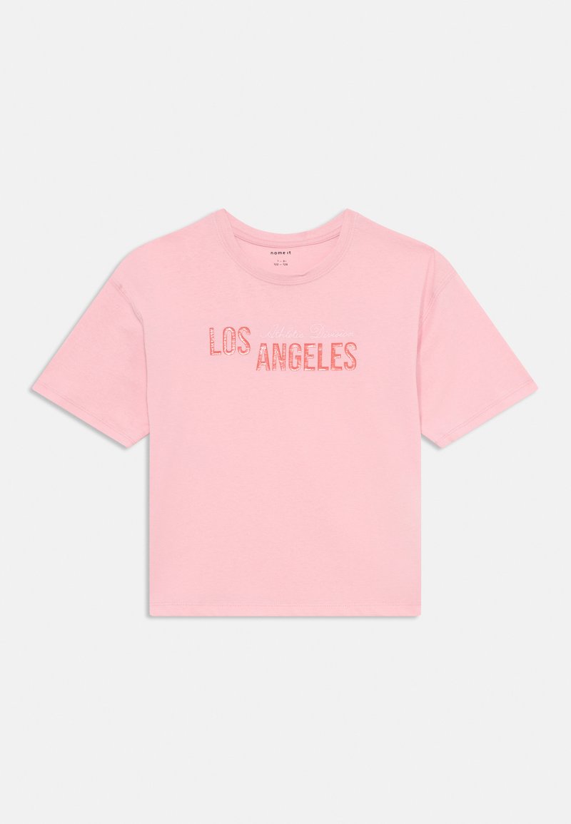 Rozā kokvilnas T-krekls ar īsām piedurknēm, priekšpusē ar resnām burtiem "LOS ANGELES". Vienkāršs dizains, brīva piegriezuma.