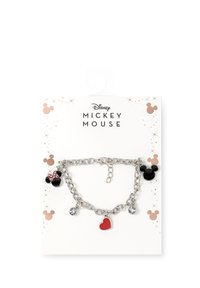 Bracciale in argento con charm di Topolino e Minni, un cuore rosso e dettagli in strass su uno sfondo di cartolina stampata.