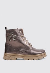 Bottines en bronze métallique avec une finition texturée, présentant un motif floral agrémenté de strass, et une semelle en caoutchouc beige durable.