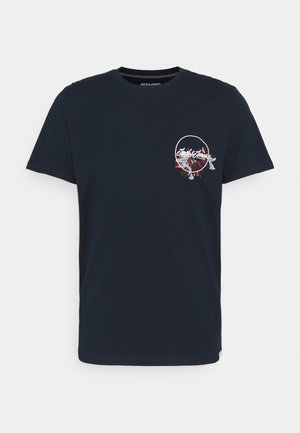 Navyblauwe katoenen T-shirt met een ronde hals, voorzien van een grafische print in wit en rood op de linkerborst. Korte mouwen, normale pasvorm.