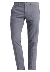 Pantaloni grigi, texture con una vestibilità slim e dritta. Presentano una chiusura frontale con bottone e passanti per cintura. Il materiale sembra leggero e traspirante.