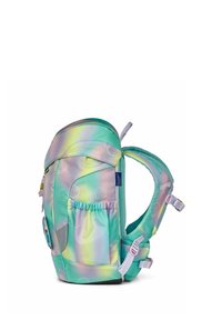 Kinderrugzak met pastel regenboogkleuren, zijzak, gevoerde verstelbare schouderbanden en een klein logo etiket aan de zijkant.