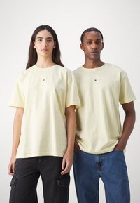 Tommy Jeans LINEAR LOGO TEE  - Printtipaita - lemon zest