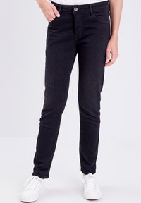 Svarta denimjeans med en slim fit, femfickorsdesign och en enda knappstängning. Matchas med vita sneakers. Mjuk textur.