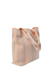 Beige mesh draagtas met oranje verticale strepen. Voorzien van twee zachte draagriemen, een open bovenkant en een gestructureerd oppervlak.
