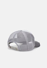 Grå mesh truckerkeps med böjd skärm, justerbar snapback och kontrasterande svart sömnad på skärmen. Texturerad mesh ger ventilation.