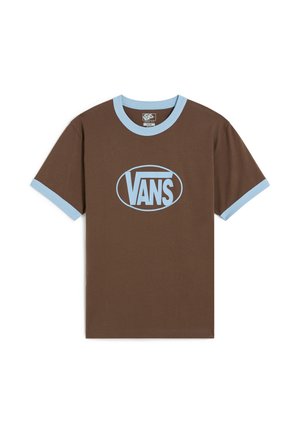 Brun t-shirt med korte ærmer, lyseblå krave, ærmekanter og blåt Vans-logo inde i en oval på brystet.