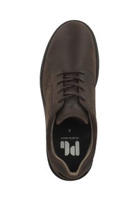 Scarpa di pelle marrone con punta arrotondata, superficie liscia, chiusura con lacci e suola nera. All'interno presenta un logo e un'etichetta di taglia 8.