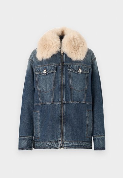 Džinsu jaka ar mākslīgās kažokādas apkakli, vidēji zila krāsa, divas krūšu kabatas, sudraba sprādzes pogas un strukturēta piegriezte. Nodiluša tekstūra apakšmalā.