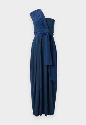 Abito lungo senza maniche di colore blu navy, con design a spalla sola, cintura annodata in vita e tessuto fluente. Texture liscia, drappeggio elegante.