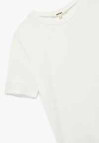 Witte t-shirt van zachte katoen, met een ronde halslijn, korte mouwen en ribbelaccenten bij de manchetten.
