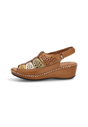 Sandalia de cuña de cuero marrón con paneles tejidos multicolor y correa en el tobillo, con costuras blancas a lo largo del borde de la suela.