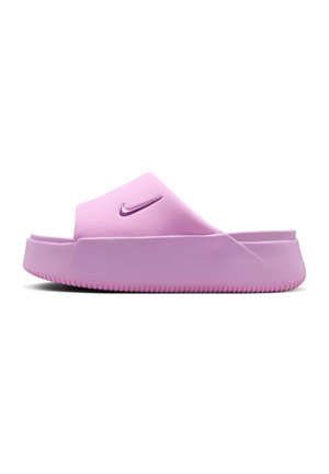Enkelt lyserød Nike slide-sandal med tyk sål og åben tå, sidevisning på hvid baggrund.