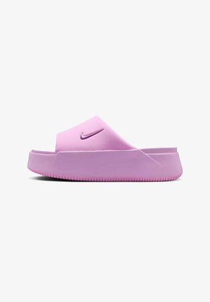 Enkelt lyserød Nike slide-sandal med tyk sål og åben tå, sidevisning på hvid baggrund.