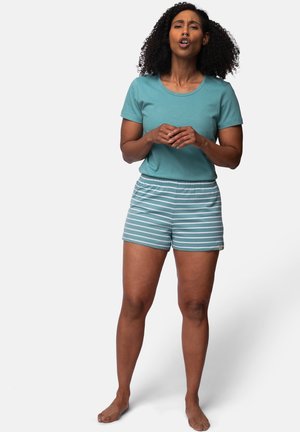 Turquoise T-shirt met een ronde halslijn, gecombineerd met grijs gestreepte shorts met een elastische tailleband en een zachte katoenstructuur.