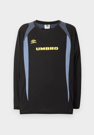 Czarna sportowa koszulka z długim rękawem, z szarymi panelami po bokach oraz żółtym logo i napisem Umbro na piersi, na jednolitym tle.