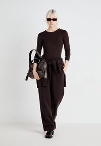 Gina Tricot BASIC STRAIGHT - Tepláky - dark brown