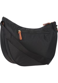 Schwarze Nylon-Schultertasche mit einer geschwungenen Form, die über einen subtilen Glanz, einen verstellbaren Tragegurt und eine vordere Reißverschlusstasche mit braunem Lederakzent verfügt.