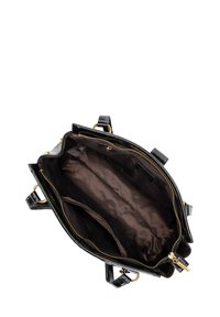 Czarna skórzana torebka o gładkiej fakturze, z okuciami w kolorze złota, zamykana na zamek, z podszewką z tkaniny i licznymi kieszeniami.